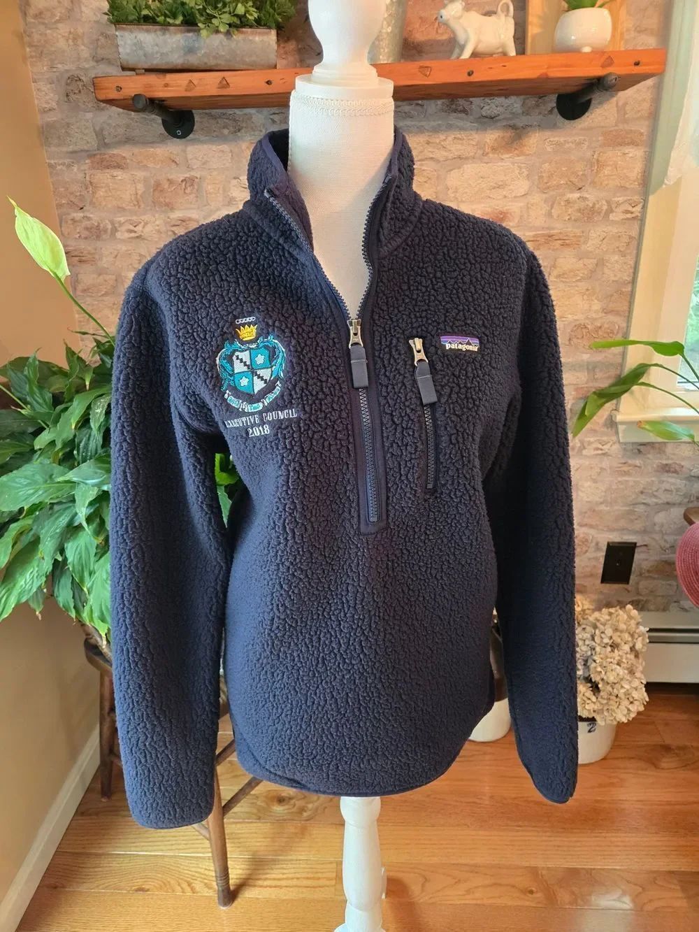 Patagonia womans Navy Sherpa Fleece Pullover with Embroidered Crest